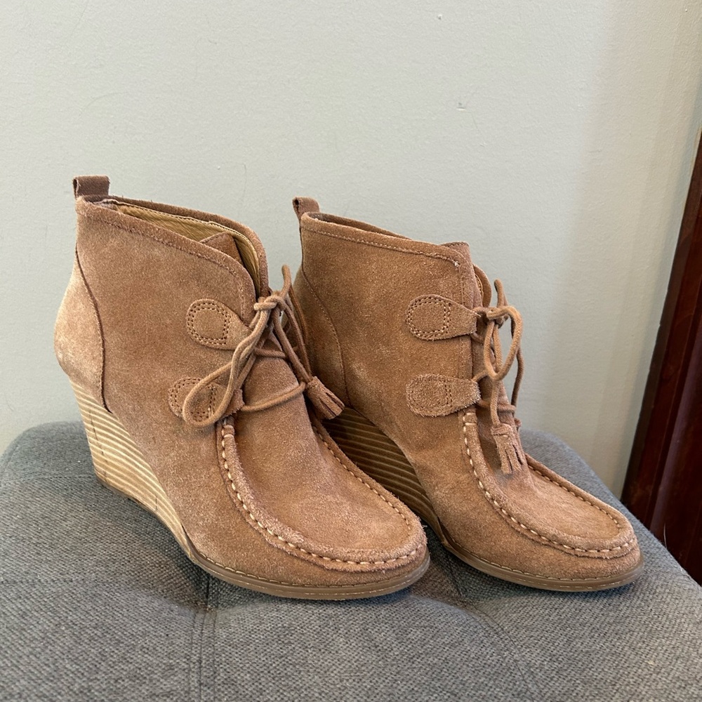 Lucky Brand Suede Wedge Ankle Boots Lace-Up Taupe Size 8.5